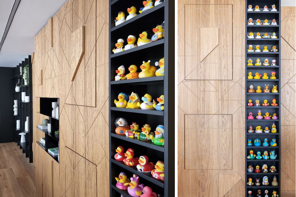 קיר ארוך במטבח ומבואת הכניסה