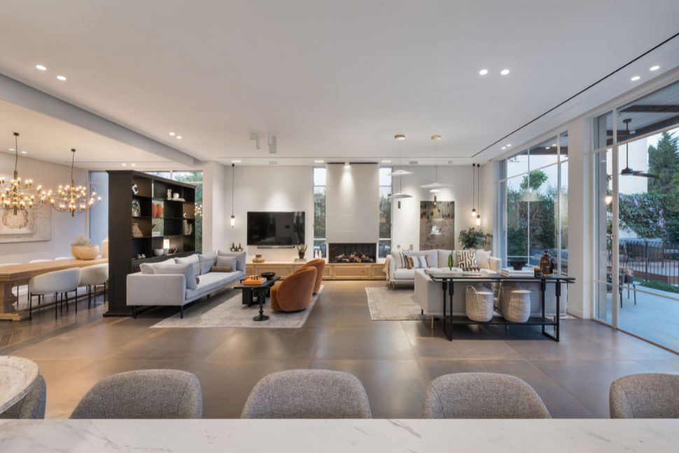 מרחב בילוי ואירוח גדול מחולק לשתי פינות ישיבה מרחב בילוי ואירוח גדול