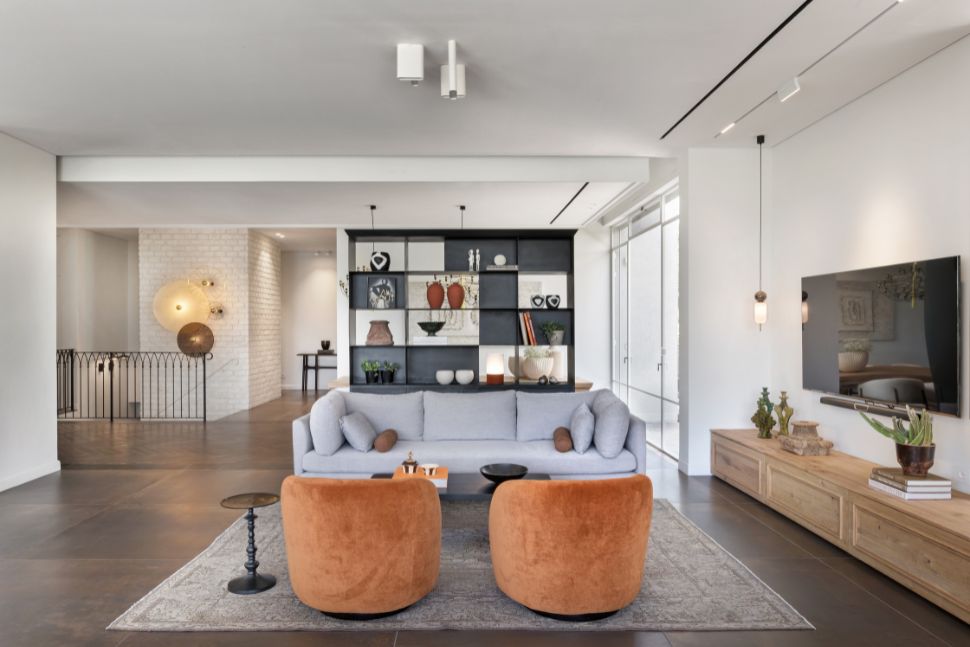 פינת טלוויזיה כחלק מהסלון עם ספרייה דו כיוונית פינת טלוויזיה צמודה לסלון