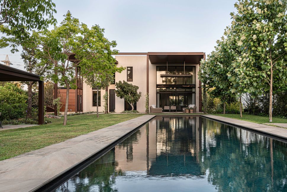 חצר אחורית עם בריכת שחייה