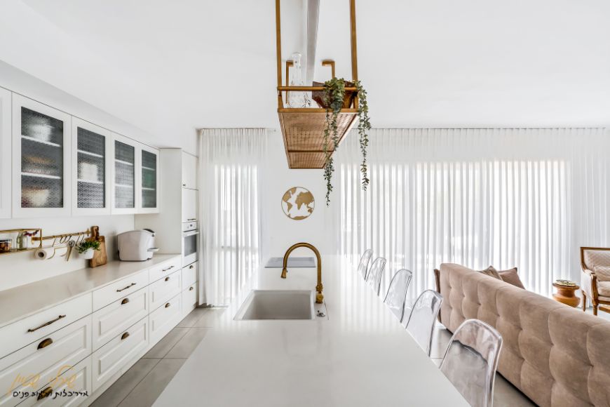 מטבח בשילוב לבן וזהב, עיצוב שירלי שטיין, צילום מאור מויאל