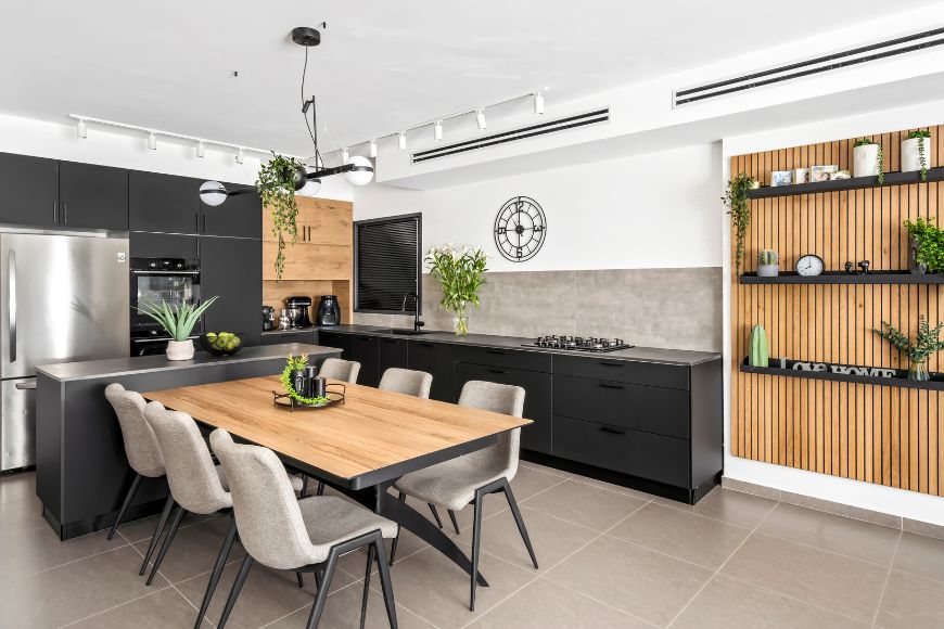 מטבח שחור עם חיפוי קיר מעץ, עיצוב שירלי שטיין, צילום אבי קבלו