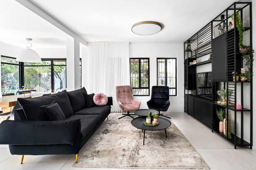 שילוב מקסים בין שחור לורוד בסלון, עיצוב שירלי שטיין, צילום מאור מויאל