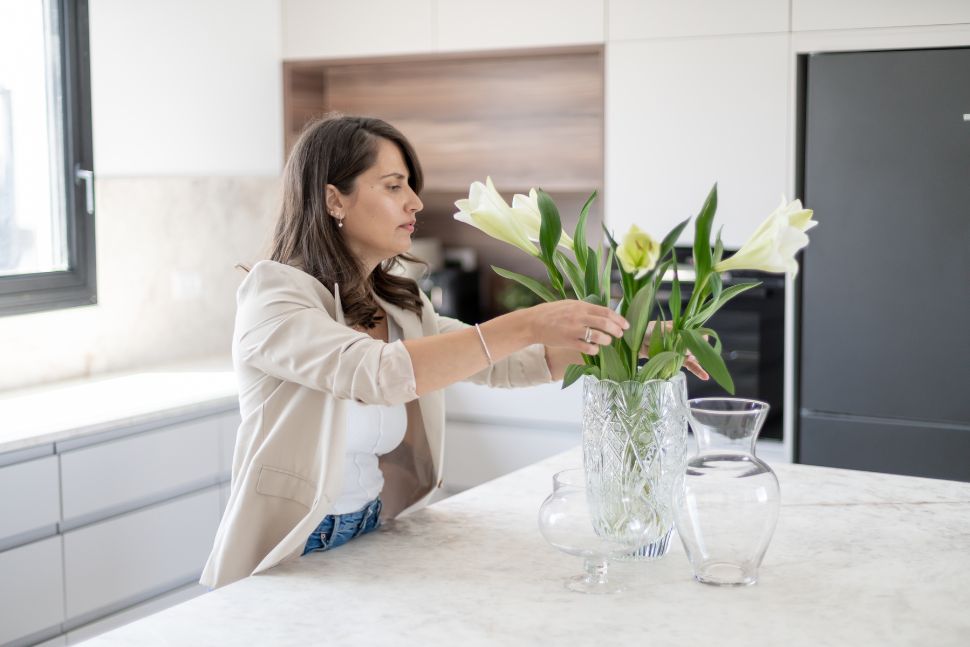 מעצבת במטבח