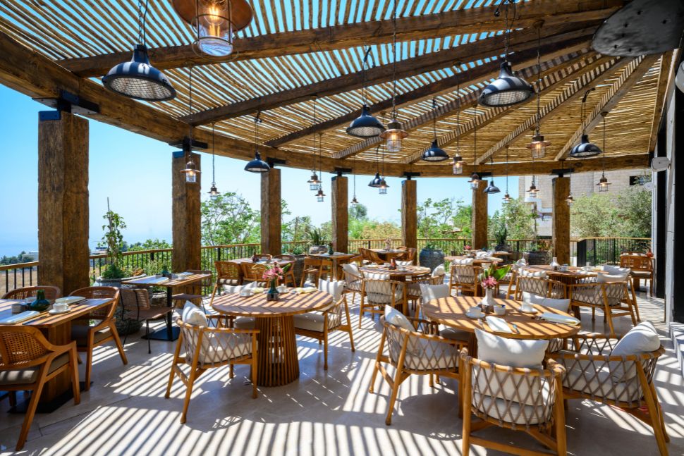מסעדה במרפסת מלון