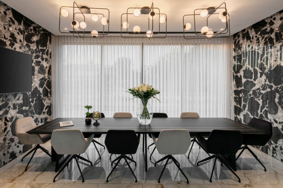 חדר ישיבות במשרד