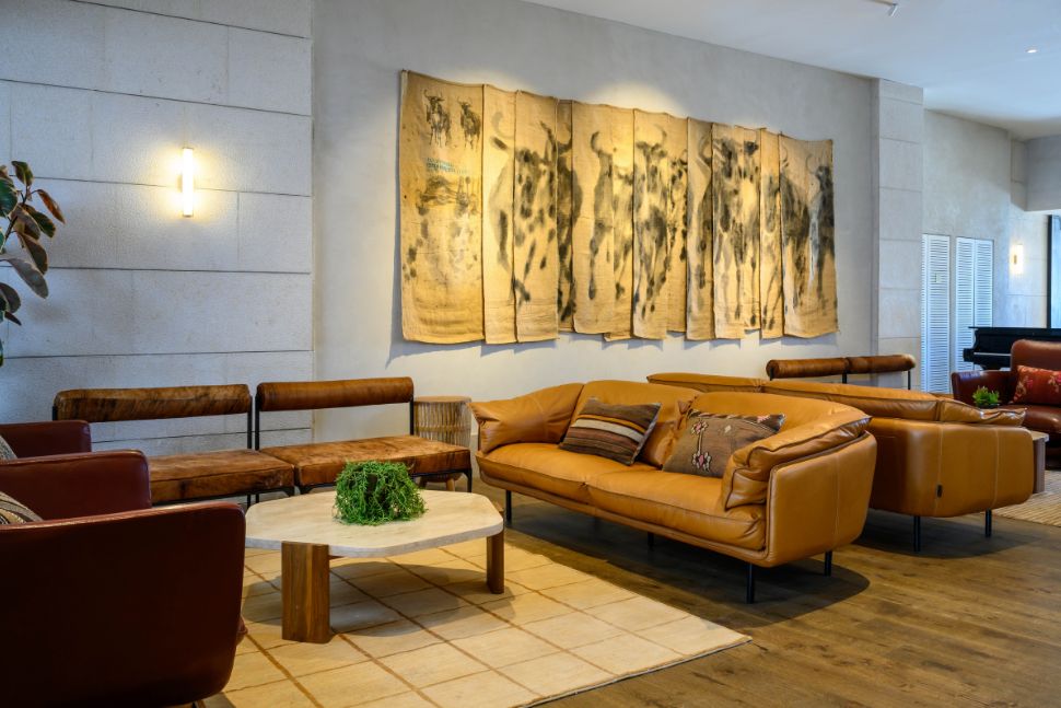 קיר בלובי מלון