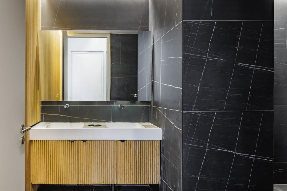 שירותים במשרד