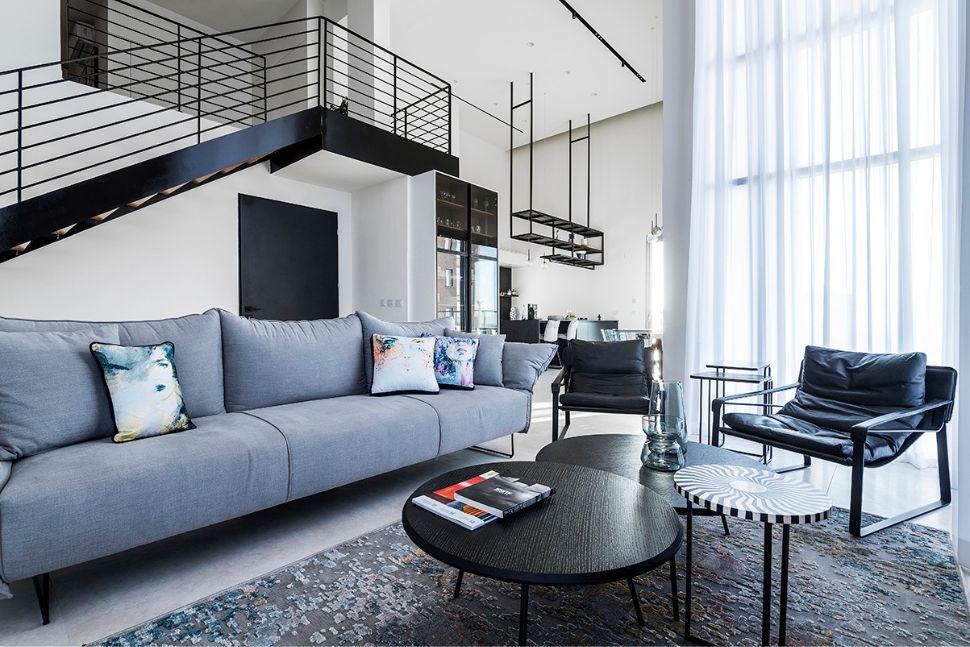 סלון ומדרגות