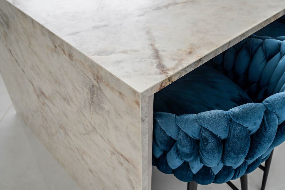 כיסא כחול במטבח