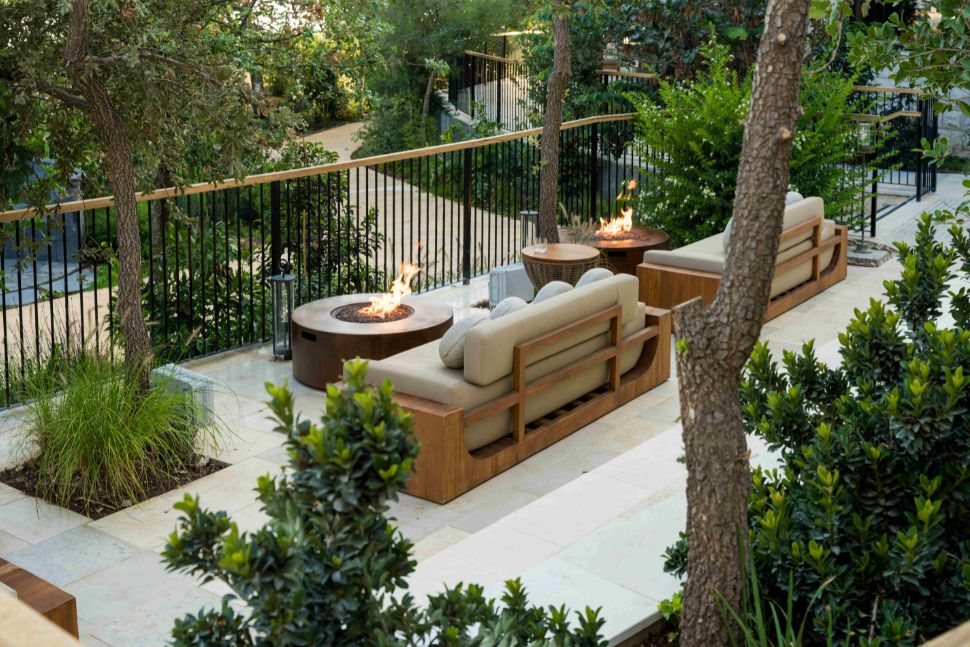 צמחיה, עצים ופינת ישיבה