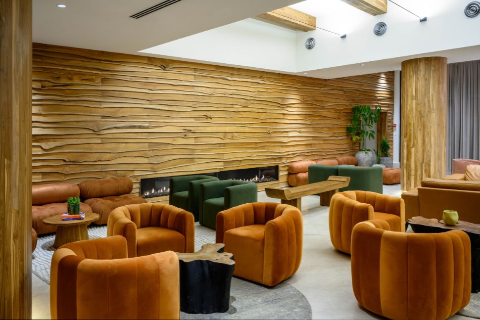 קיר מעץ טיק