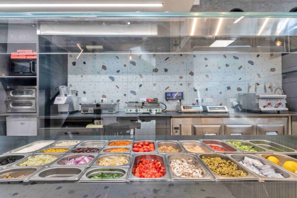 מטבח פתוח בפיצרייה