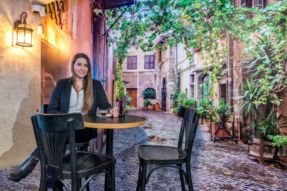 מעצבת וקיר טפט