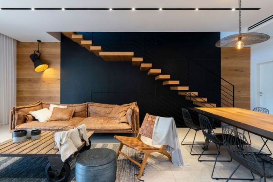 ספה מעור בסלון ומדרגות שמייצרות כוח