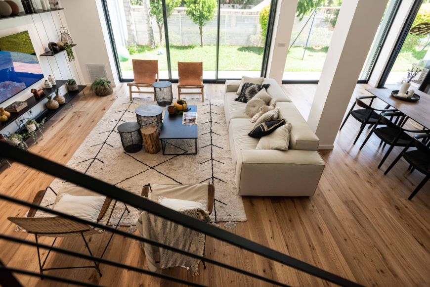 מבט לסלון רחב שמכניס את הנוף הביתה