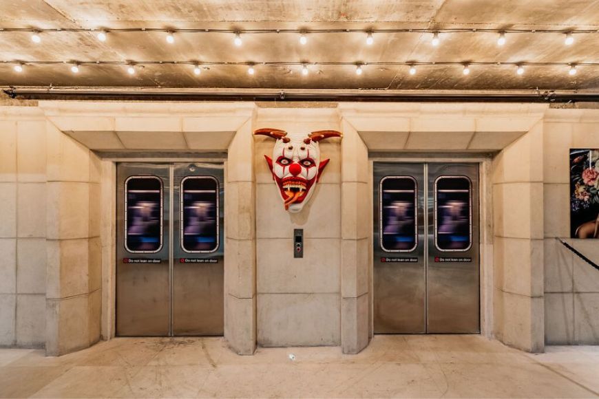 דלתות המעליות המובילות אל המתחם במראה דלתות של רכבת תחתית