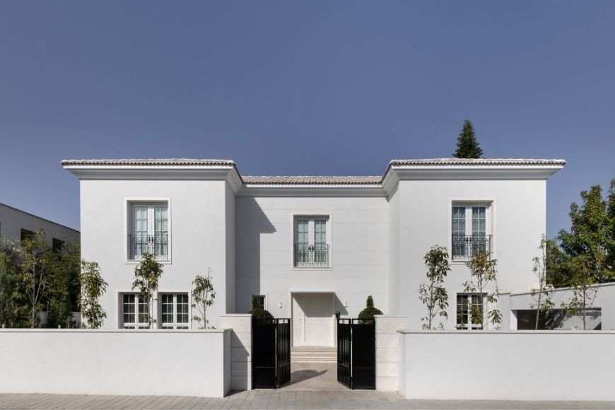 החזית הקדמית של הבית בעיצוב קלאסי מודרני