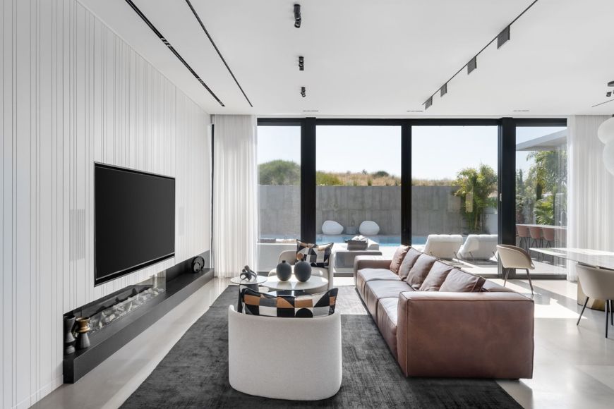 הקיר שבו שלובה הטלויזיה מסתיר מערכות תיפעול , עיצוב שרון לוי, צילום עודד סמדר