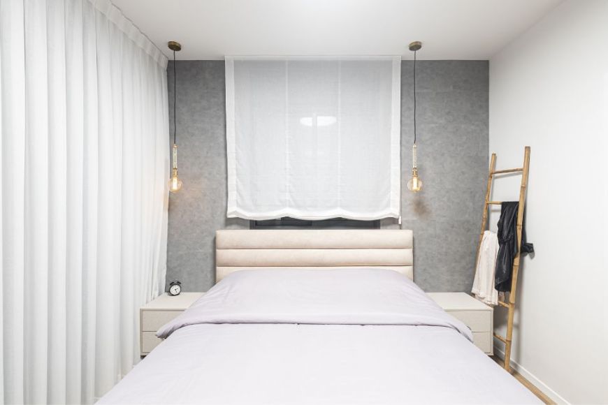 חדר שינה אינטימי עם הרבה טקסטיל