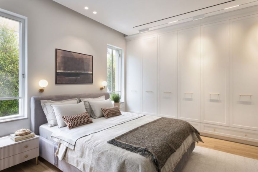 חדר שינה מאסטר בהיר ומרגיע, בעיצוב מודרני קלאסי יוקרתי
