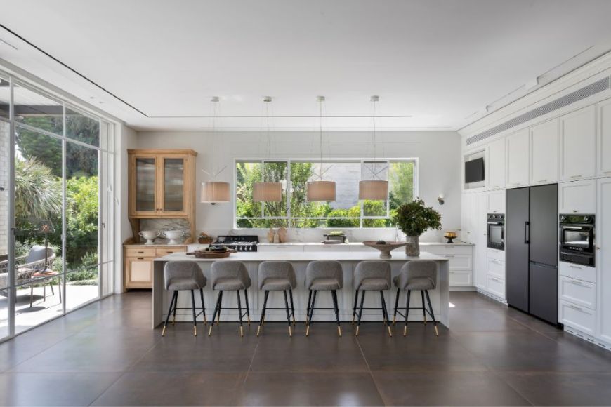 חזית המטבח שפונה לסלון בעיצוב מודרני כפרי