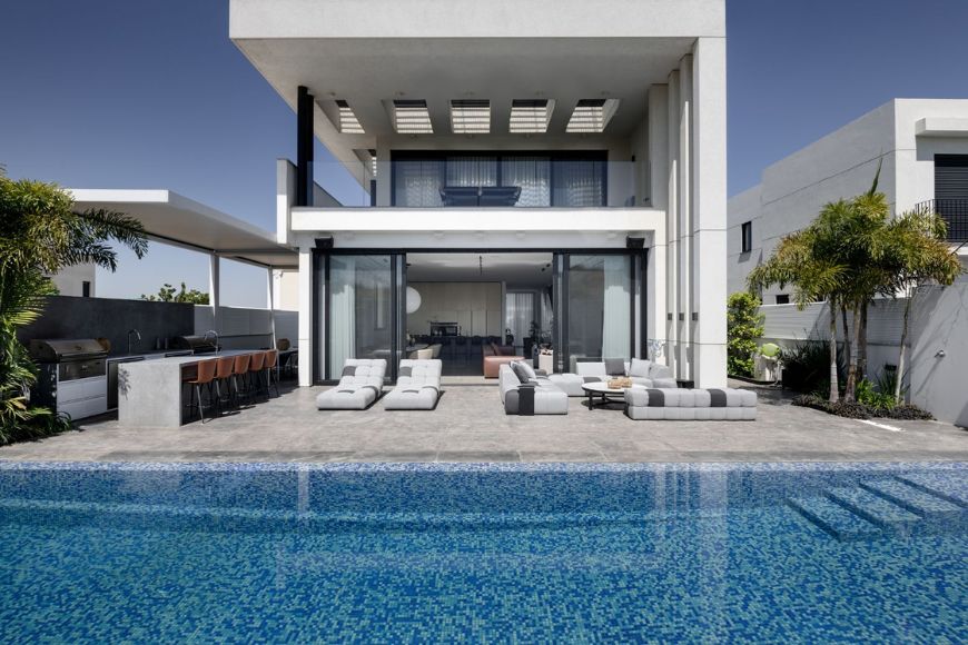 חצר אחורית מעוצבת עם בריכה, עיצוב שרון לוי, צילום עודד סמדר