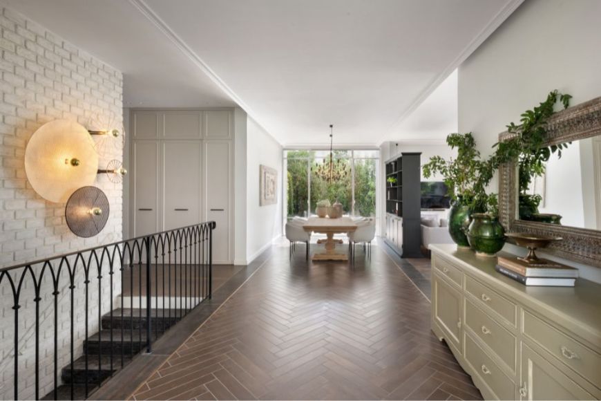 מבואת כניסה מרווחת מקבלת את פני הנכנסים