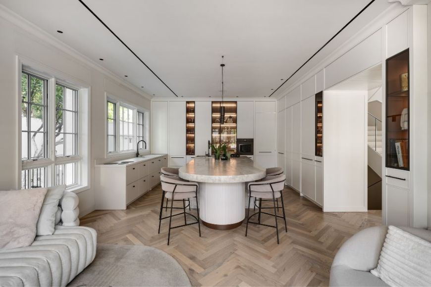 מטבח לבן בעיצוב קלאסי מודרני