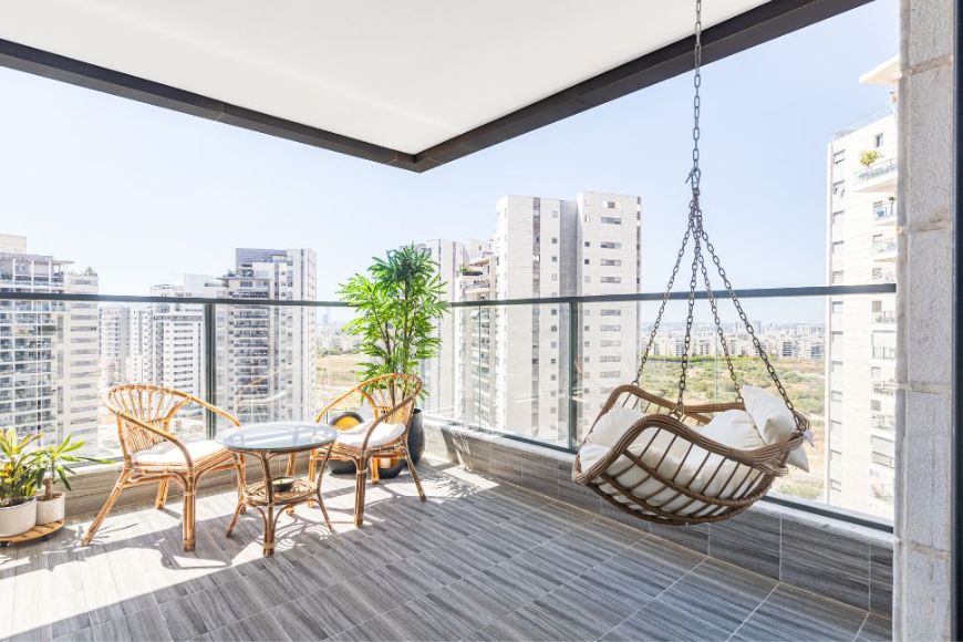 מרפסת פינתית עם גג