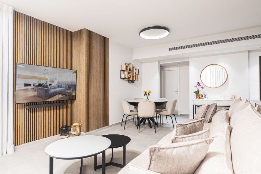 סלון מודרני עם קיר עשוי סרגלי עץ אנכיים