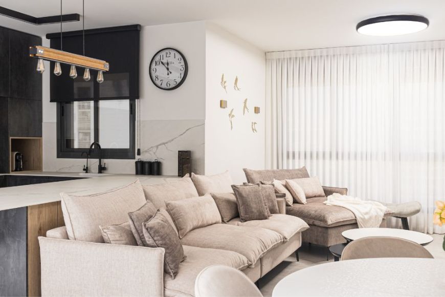 סלון מודרני עם ריפודים בהירים