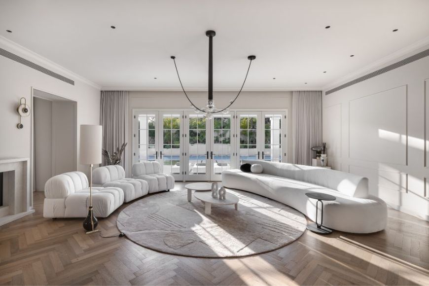 סלון קלאסי מודרני מעוצב בקווים מעוגלים