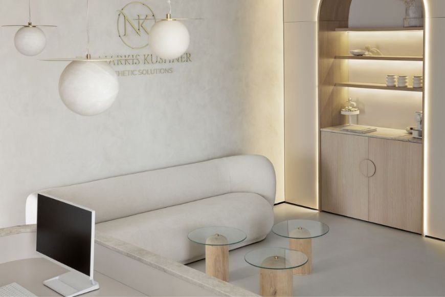 ספה בהירה בחדר ההמתנה