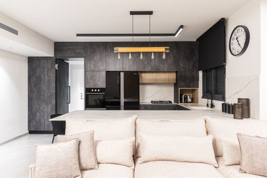 על רקע מטבח שחור סלון בהיר