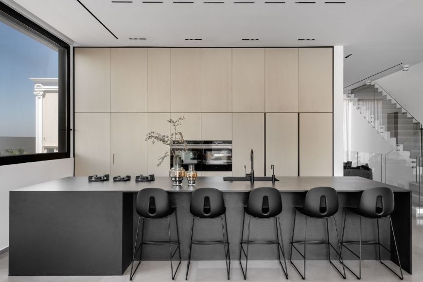 קיר ארונות במטבח שהוא קיר כוח, עיצוב שרון לוי, צילום עודד סמדר