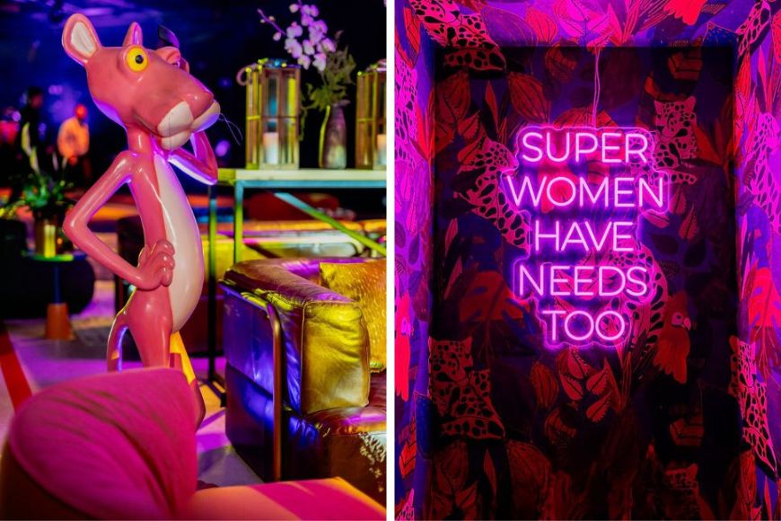 שלט ניאון הכניסה לשירותי בנשים ובובה של הפנתר הוורוד שממתינה לאורחים