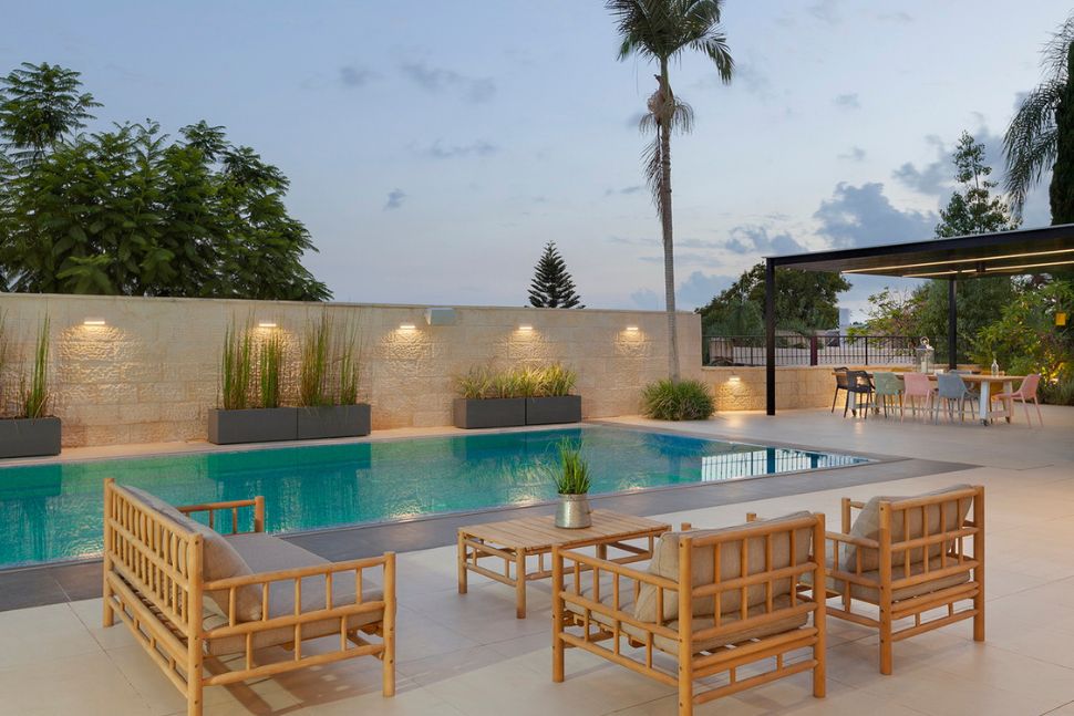 בריכה בביתמודרני כפרי