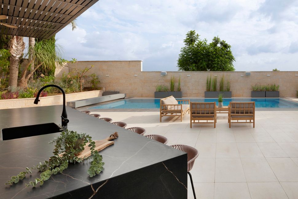 חצר בית מודרני כפרי