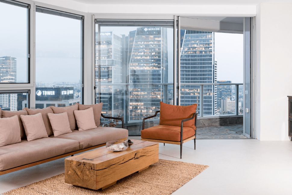 סלון עם נוף אורבני