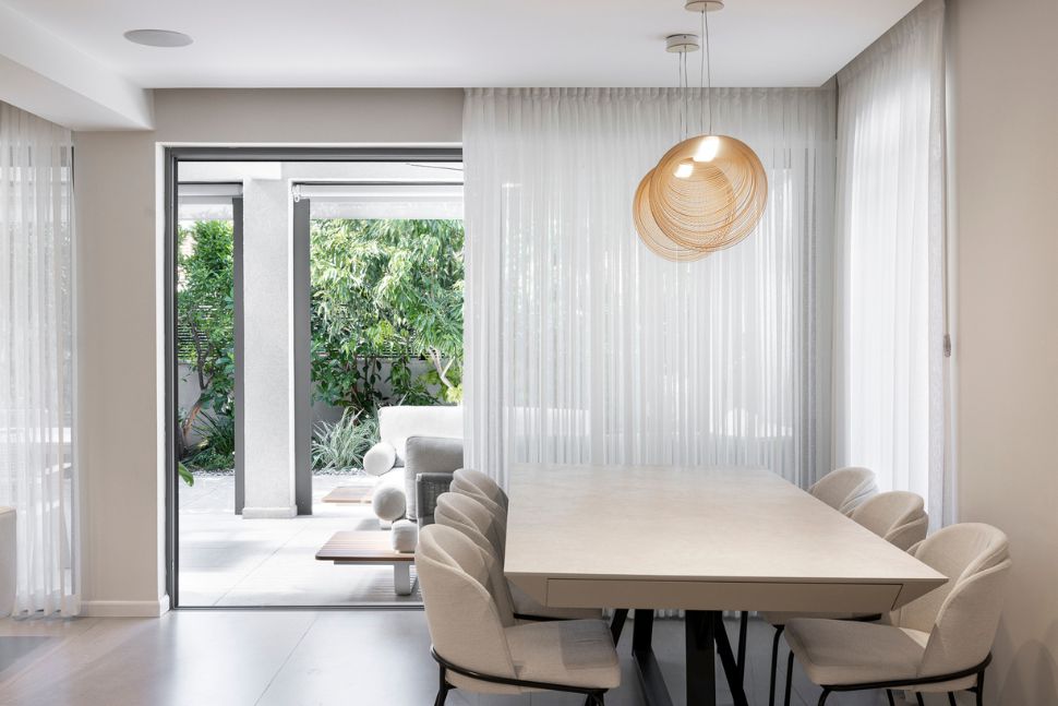 פינת אוכל בהירה