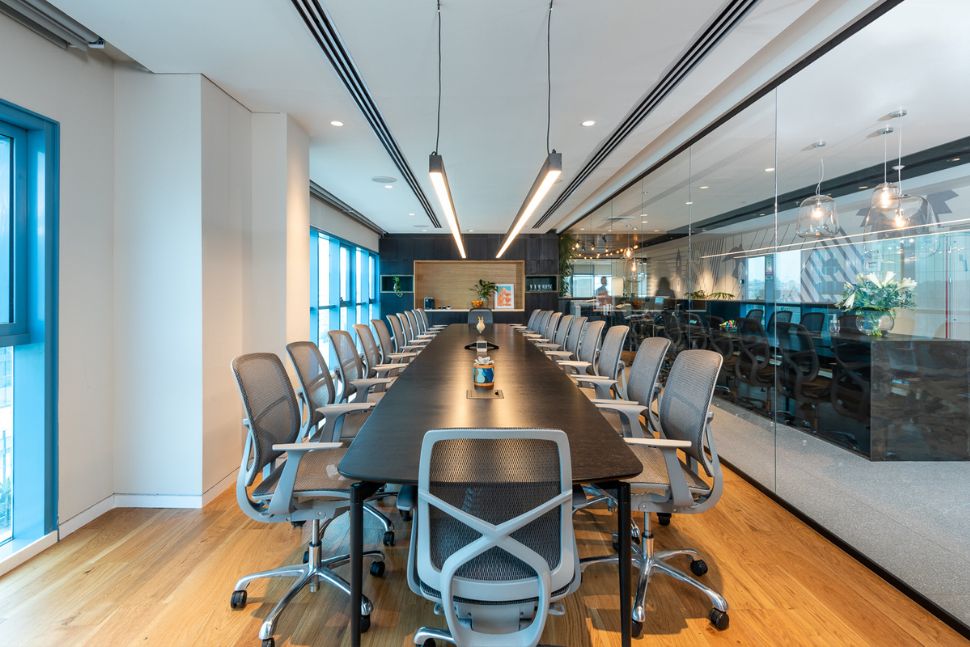 חדר ישיבות במשרד