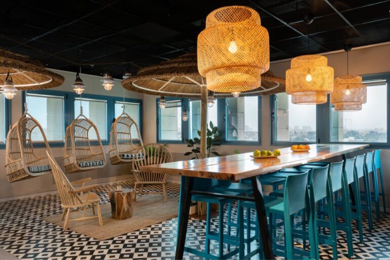 אזור האכלה במשרד