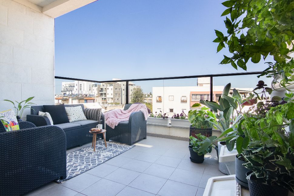 מרפסת עם גינה