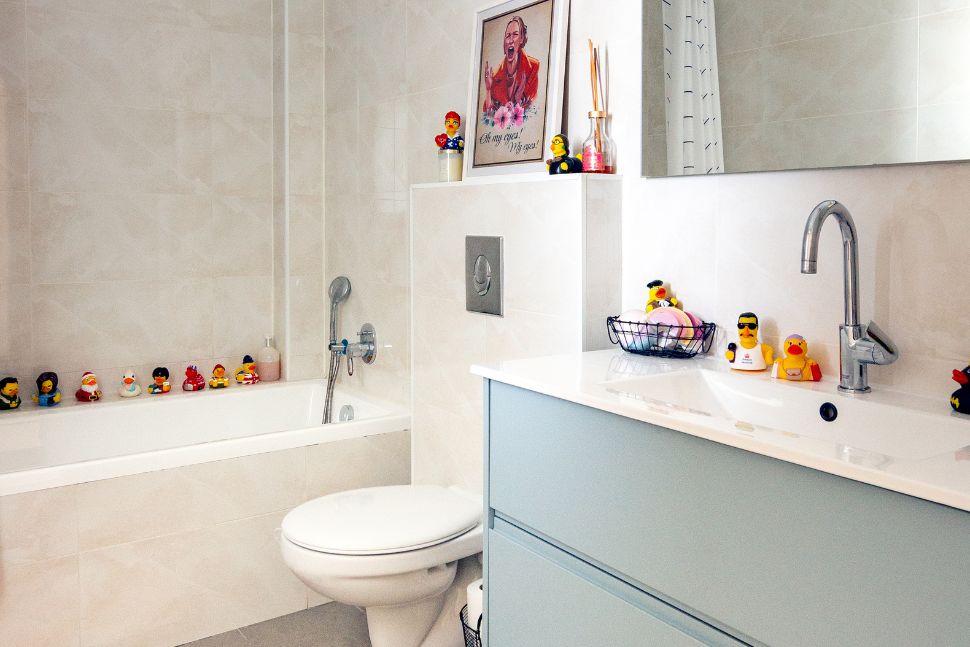 חדר רחצה עם ברווזים