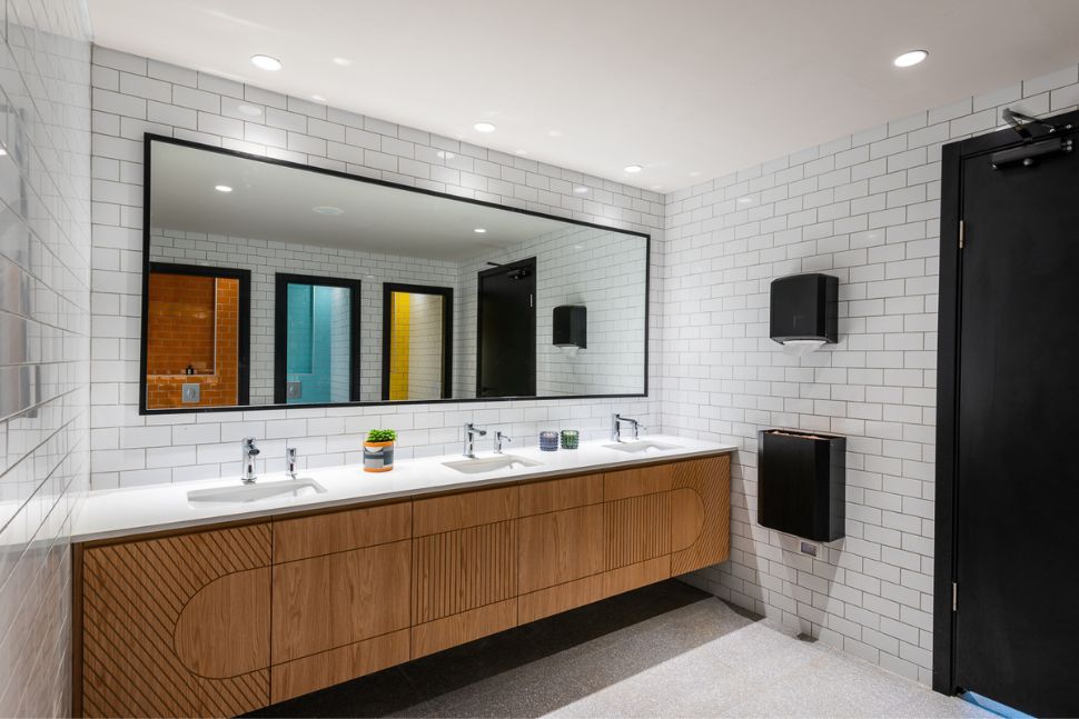 שירותים במשרד