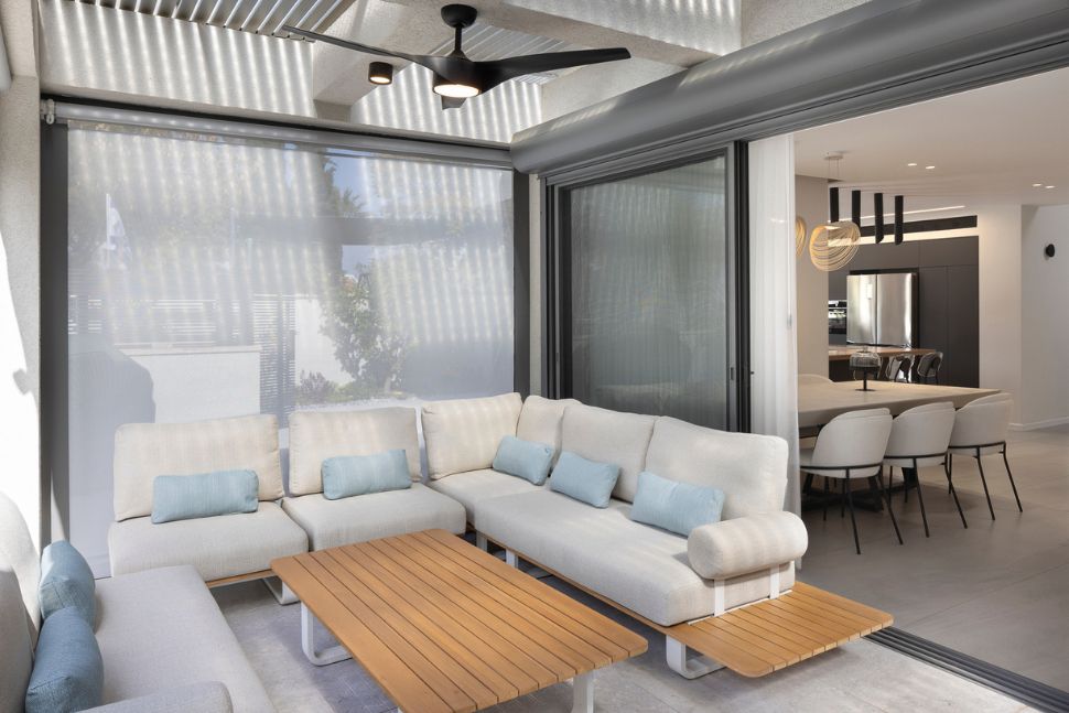 פינת הסבה סלונית בחוץ