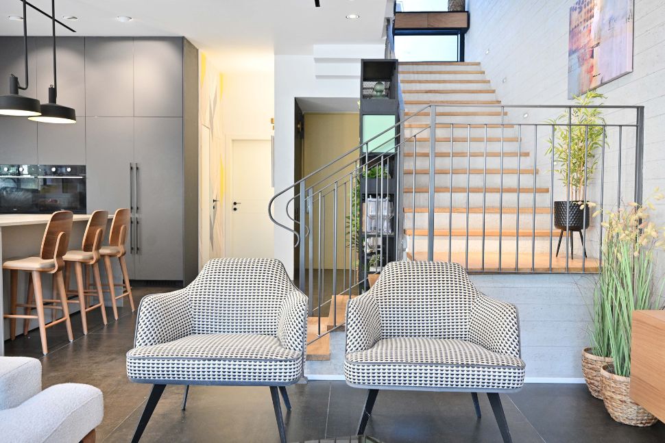 שתי כורסאות בסלון