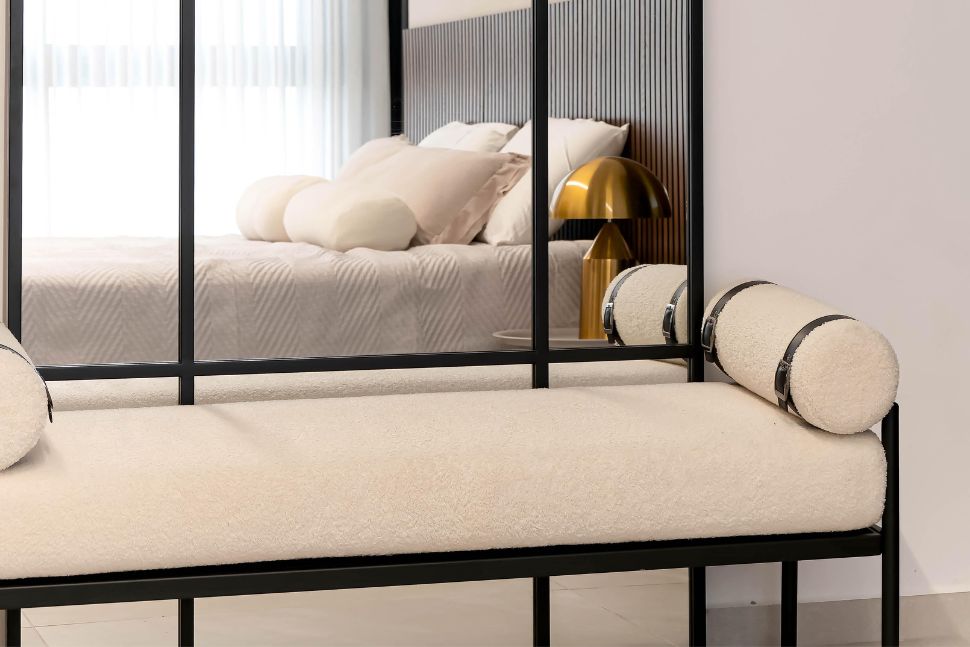 מראה וספסל בחדר שינה