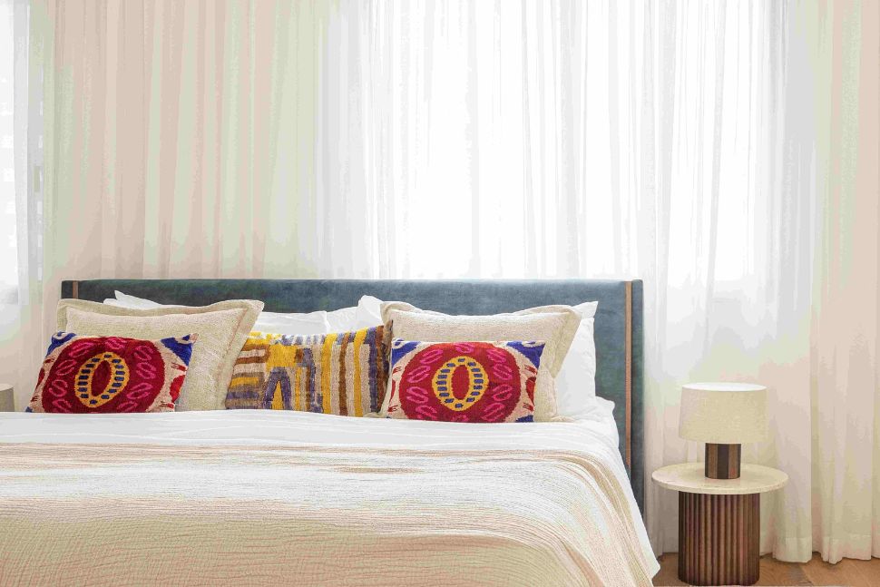 נגיעה מרוקאית בחדר שינה מודרני